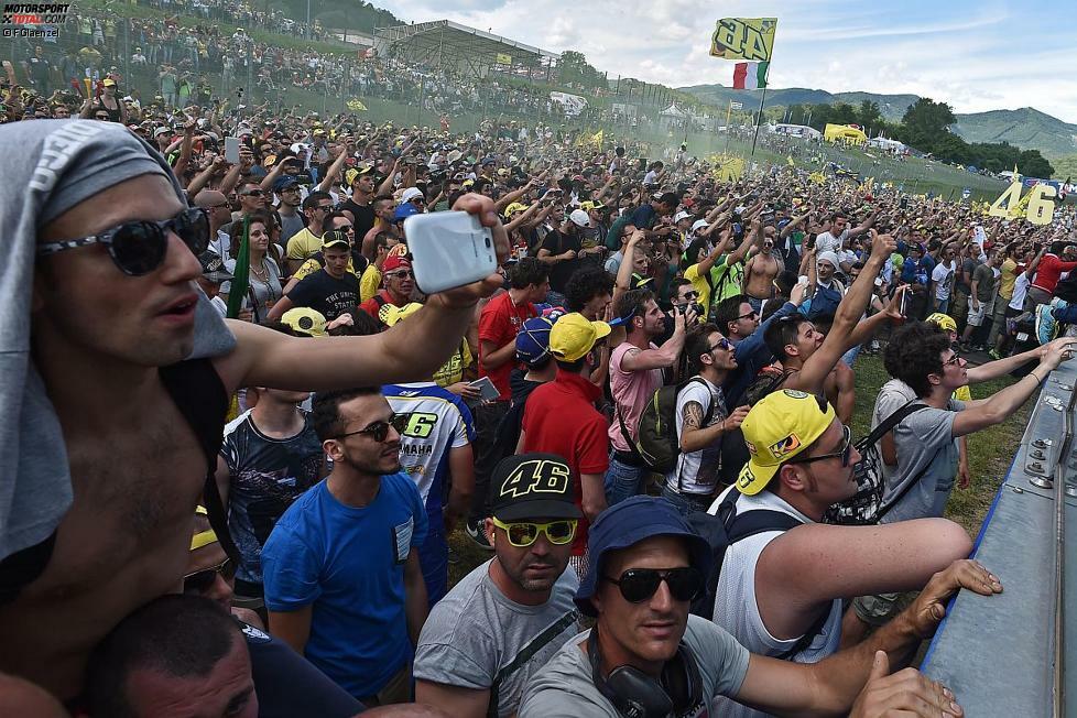 Die Zuschauer stürmen nach dem Rennende wie gewohnt die Strecke und feiern ihren 