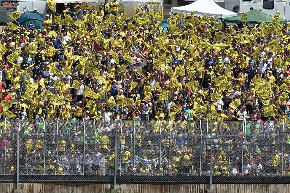 Wem die Fans in Mugello die Daumen drücken, wird mit einem Blick auf die Tribünen klar. Die Masse trägt Gelb. Doch am Freitagnachmittag hält sich die Action in Grenzen.