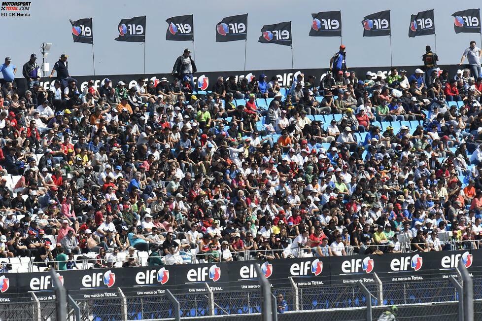 Die Begeisterung der Fans erreicht am Sonntag seinen Höhepunkt. Die Tribünen sind rappelvoll und es herrscht Party-Stimmung.
