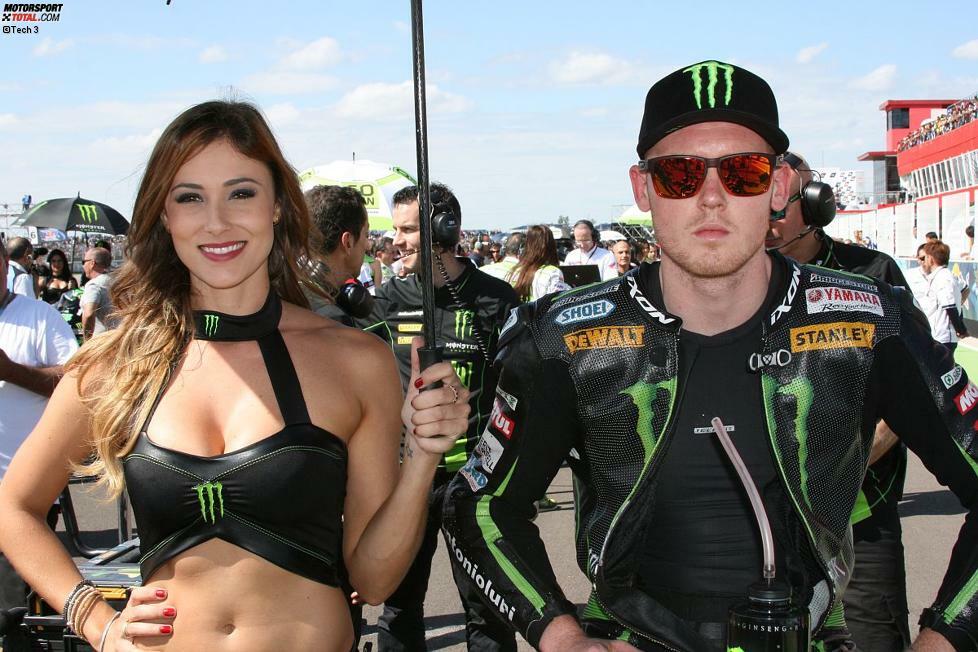 Schließlich ist alles bereit für das große Spektakel: Bradley Smith ist in der Startaufstellung völlig konzentriert und hat keine Augen für sein Gridgirl.