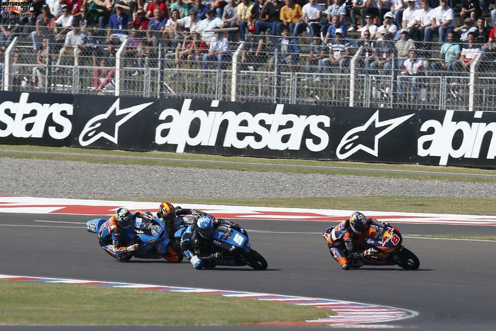 Und schon im ersten Rennen des Tages bekommen die Fans einen spannenden Grand Prix zu sehen: In der letzten Kurve rempelt sich Romano Fenati (5) an Alex Marquez (12) und Jack Miller (8) vorbei und holt sich den Sieg.
