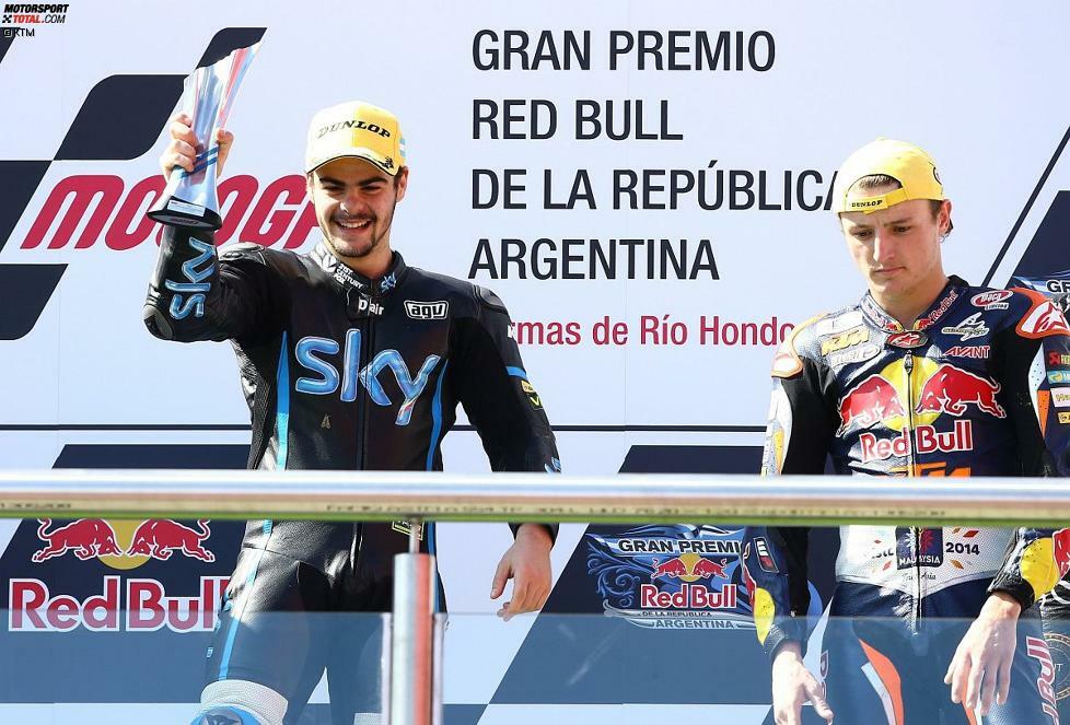 Miller ist zwar überhaupt nicht zufrieden, aber die Rennleitung verhängt gegen Fenati nur einen Strafpunkt. Da der Italiener für das Team von Valentino Rossi fährt, jubelt der Superstar über seinen ersten Sieg als Teambesitzer.