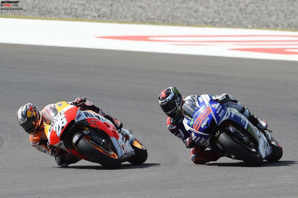 Schließlich bekommt Lorenzo auch noch Druck von Dani Pedrosa. Der Honda-Werksfahrer kommt Schritt für Schritt näher und nimmt Lorenzo in der Schlussphase noch den zweiten Platz ab.
