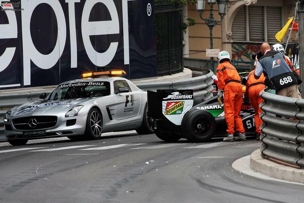 Wegen des Perez-Zwischenfalls muss bis zum Restart in der vierten Runde das Safety-Car auf die Strecke. Romain Grosjean (Lotus) und Adrian Sutil (Sauber) nutzen dies für einen extrem frühen Reifenwechsel - eine Taktik, die für Sutil eine Zeit lang aufzugehen scheint.