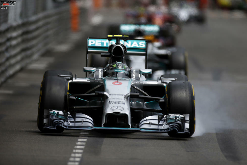 Laut Boxencrew hat Rosberg in der Anfangsphase zwar die Reifentemperaturen besser im Griff, während Hamilton früh über abbauende Hinterreifen klagt, aber der Abstand der beiden Mercedes-Piloten wird nie größer als maximal gut eine Sekunde.