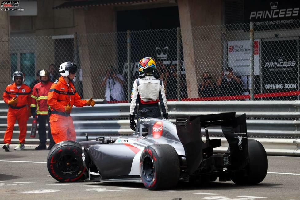 Aber die Freude ist nur von kurzer Dauer, denn ausgangs Tunnel verliert er sein Auto auf einer Bodenwelle außer Kontrolle. Der Crash geht trotz hoher Geschwindigkeit zum Glück glimpflich aus. In der Hafenschikane hat das Sauber-Team auch schon andere Erfahrungen gemacht (Karl Wendlinger 1994).