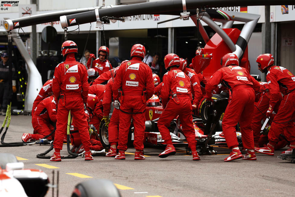 Einer der Pechvögel: Räikkönen. Nach gutem Start und starker Anfangsphase vor Ricciardo an dritter Stelle liegend, schlitzt ihm Chilton einen Hinterreifen auf. Der 