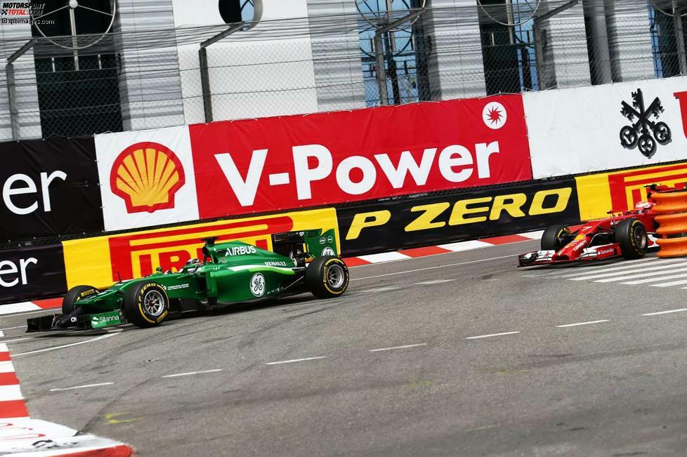 Nächste Schrecksekunde für Räikkönen: Beim Versuch eines Angriffs gegen Kamui Kobayashi verliert dieser seinen Caterham außer Kontrolle. Das führt beinahe zu einer Kollision.