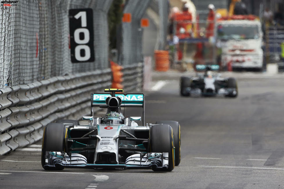 An der Spitze kann sich Rosberg langsam doch ein wenig absetzen, obwohl er gewarnt wird, wegen des hohen Benzinverbrauchs später zu schalten. Erst nach ein paar Runden gibt es diesbezüglich wieder grünes Licht. Gleichzeitig klagt Hamilton, der seinen Renningenieur Peter Bonnington einige Male schroff anfährt, über Probleme mit dem linken Auge, in dem sich wohl ein kleines Gummipartikel verfangen hat.