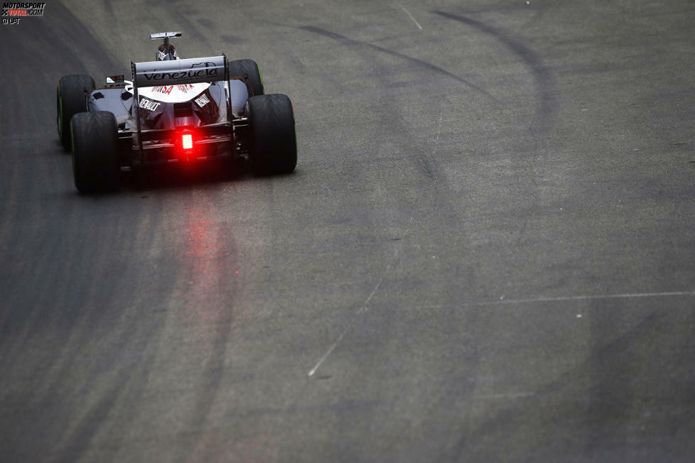 Das Qualifying ist auf der engen Strecke in Monaco sowieso immer eine Herausforderung für sich. 2013 kommt zu Beginn auch noch eine nasse Fahrbahn dazu, Q1 wird zu einer Lotterie. Auf Intermediates ist Pastor Maldonado (Williams) überraschend der schnellste Mann, Giedo van der Garde schafft mit dem Caterham sensationell den Sprung in Q2.