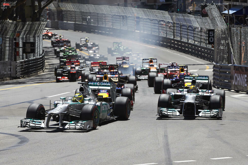 Rosberg zeigt sich von der Diskussion unbeeindruckt und gewinnt den Start vor seinem Teamkollegen. Vettel verteidigt Rang drei vor Webber, dahinter folgen Räikkönen, Alonso und Sergio Perez im McLaren.