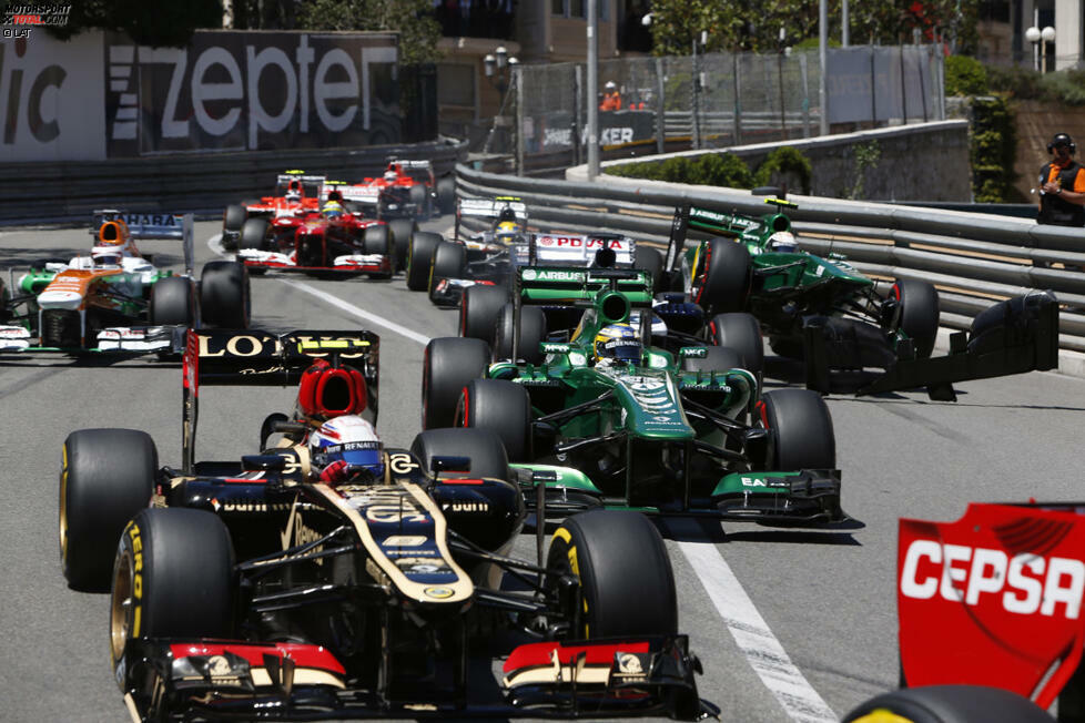 Weiter hinten im Feld kommt es zu kleineren Zwischenfällen, Maldonado und van der Garde müssen sich nach der ersten Runde jeweils einen neuen Frontflügel abholen. Der gute 15. Startplatz des Caterham-Piloten ist damit schon wieder Geschichte.