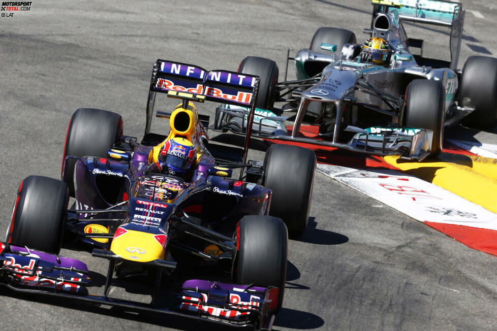 An der Spitze nutzen Vettel und Webber die Safety-Car-Phase, um Hamilton zu überholen. Der Silberpfeil-Pilot kommt zusammen mit Teamkollege Rosberg an die Box und muss kurz auf seine Abfertigung warten - genug für die Red-Bull-Fahrer, um vorbeizuziehen.