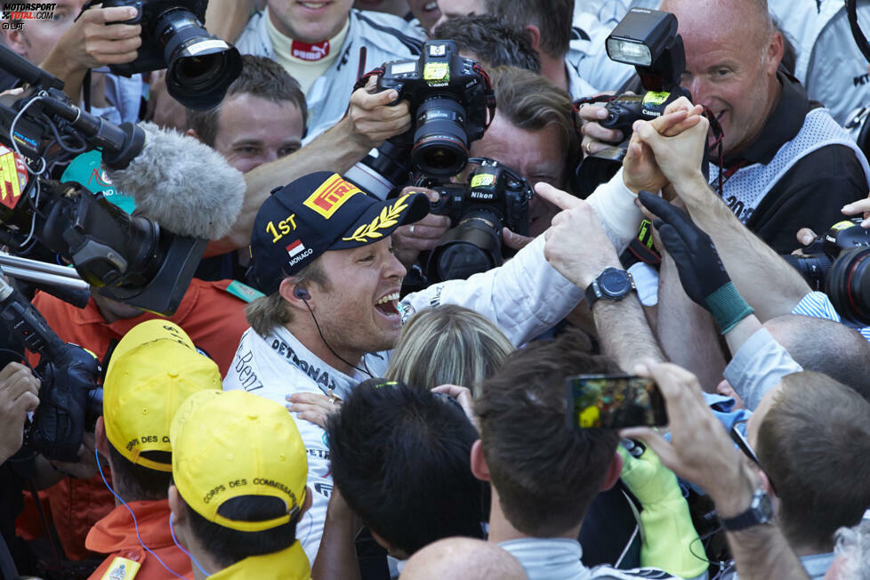Da die die beiden Red-Bull-Piloten keine Lücke finden, siegt Rosberg am Ende vor Vettel und Webber. Der Mercedes-Pilot feiert den zweiten Sieg seiner Formel-1-Karriere an dem Ort, wo sein Vater vor exakt 30 Jahren ebenfalls erfolgreich gewesen war. Doch sein Triumph heizt die Diskussionen um den Reifentest noch weiter an...