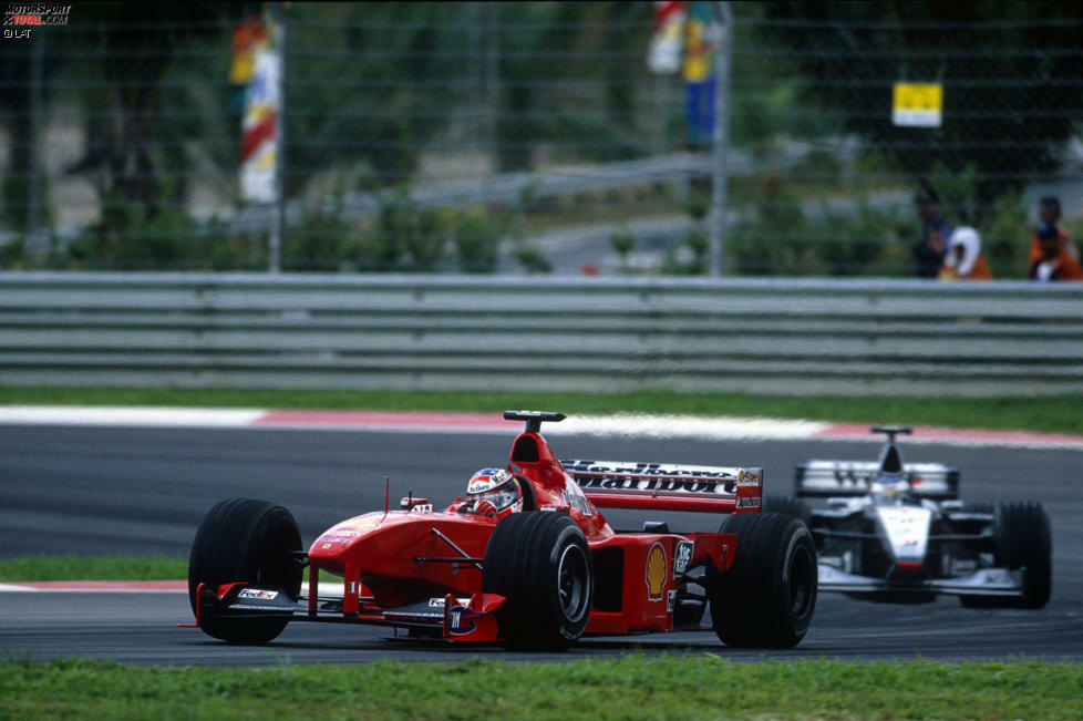 Ein Jahr später ruhten die Hoffnungen auf den ersten Fahrertitel seit 20 Jahren auf Eddie Irvine, nachdem sich Schumacher in Silverstone das Bein gebrochen hatte. Der Nordire fuhr die Saison seines Lebens, doch am Ende war es erneut Häkkinen, der den WM-Pokal in die Höhe stemmen könnte. Als Trost konnte Ferrari wenigstens den Konstrukteurstitel mit nach Hause nehmen - der erste seit 16 Jahren.