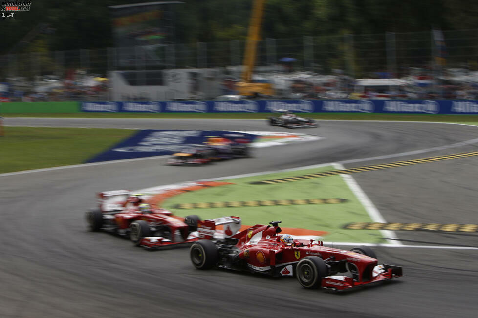 Manöver unter Teamkollegen: Massa winkt Alonso vorbei. Der soll sich fortan auf Vettel-Jagd begeben.