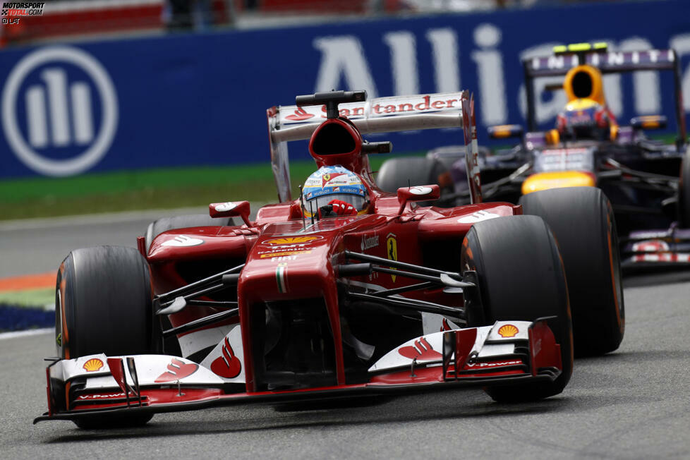 Während Vettel mit inzwischen mehr als zehn Sekunden Vorsprung einsam seine Kreise zieht, schließt Webber wieder zu Alonso auf. Aber bei Red Bull bahnt sich technisches Unheil an: Beide Fahrer werden ermahnt, früh zu schalten!