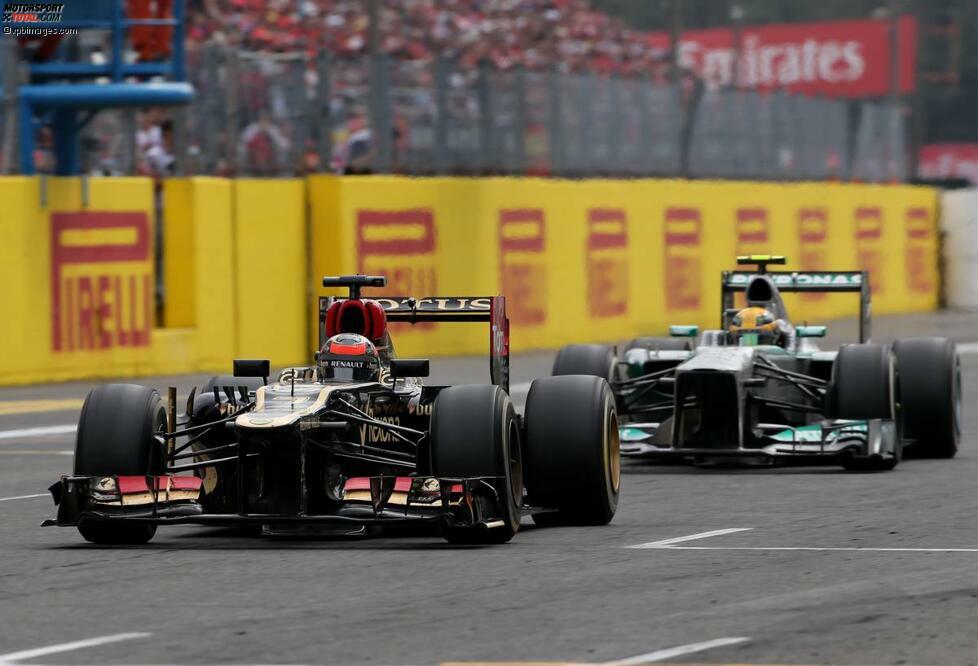 Die Pechvögel Räikkönen und Hamilton schlagen phasenweise das schnellste Tempo im Feld an und arbeiten sich gemeinsam nach vorne. Bis Hamilton am Lotus vorbeigeht...