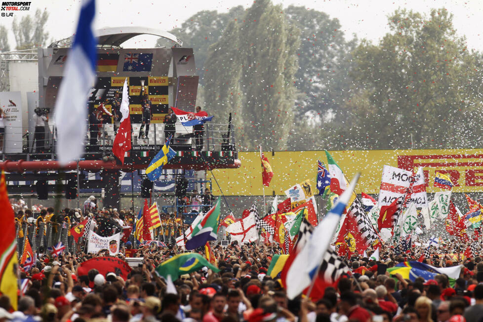Immer wieder das emotionalste Podium des Jahres: Nirgendwo sonst sind die Fans so nahe dran wie im Autodromo Nazionale di Monza. Und am lautesten sind sie, wenn ein Ferrari-Pilot bei der Siegerehrung dabei ist...
