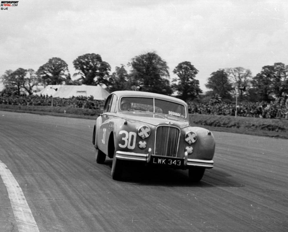 Parallel bestreitet der vielseitige Brite 1952 auch Tourenwagen-Rennen wie hier in Silverstone