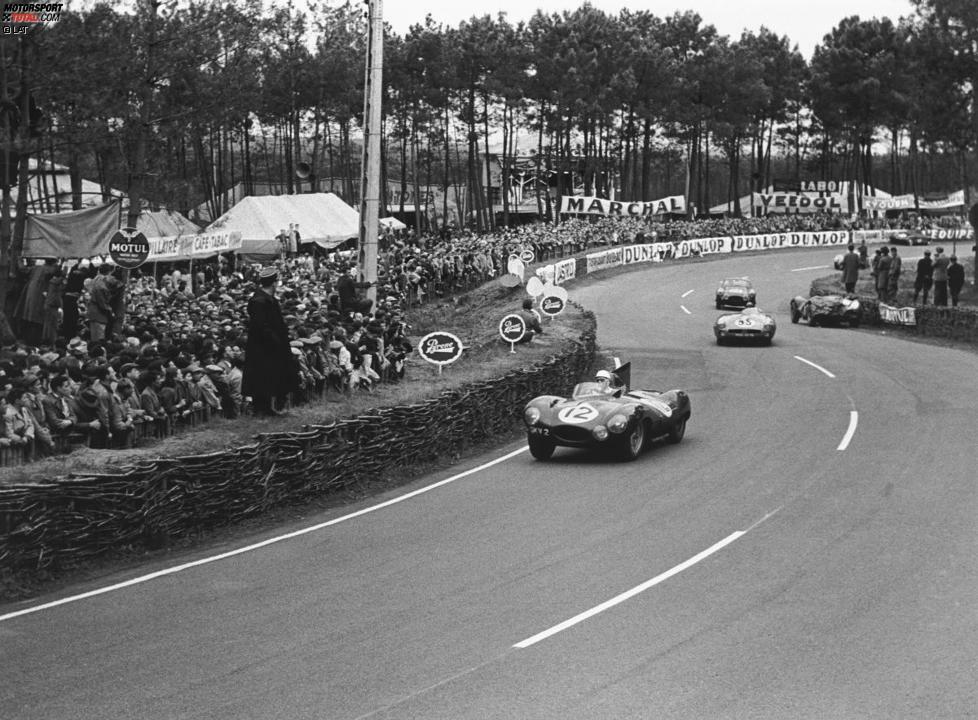 Auch bei den 24 Stunden von Le Mans 1954 ist Moss am Start, kommt mit dem Jaguar D-Type, den er sich mit Landsmann Peter Walker teilt, aber nicht ins Ziel