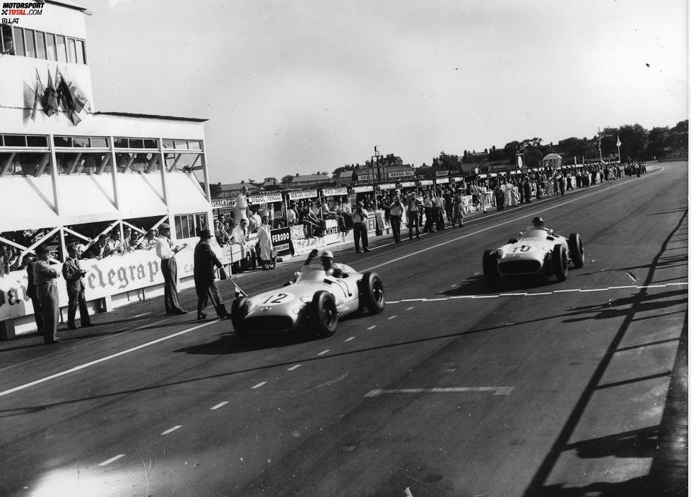 In der Formel 1 geht Moss bei Mercedes an der Seite des amtierenden Weltmeisters Juan Manuel Fangio an den Start. Beim Grand Prix von Großbritannien in Aintree kreuzt er mit dem W196 die Ziellinie 0,2 Sekunden vor Fangio und gewinnt vor heimischen Fans den ersten Grand Prix seiner Karriere