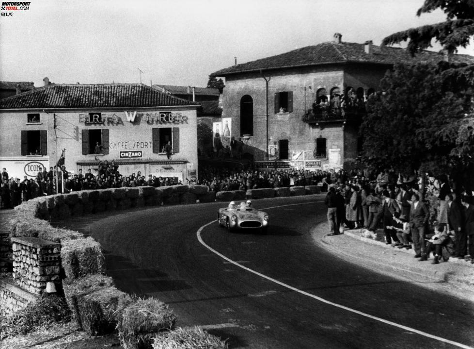 Zur Saison 1955 wechselt Moss zu Mercedes und tritt für die Marke mit dem Stern sowohl in der Formel 1 als auch bei Langstreckenrennen an. Am Steuer des 300 SLR gewinnt er mit Beifahrer Denis Jenkinson die Mille Miglia - das 1.000-Meilen-Rennen in Italien (Brescia-Rom-Brescia) - in Rekordzeit: 10:07.48 Stunden
