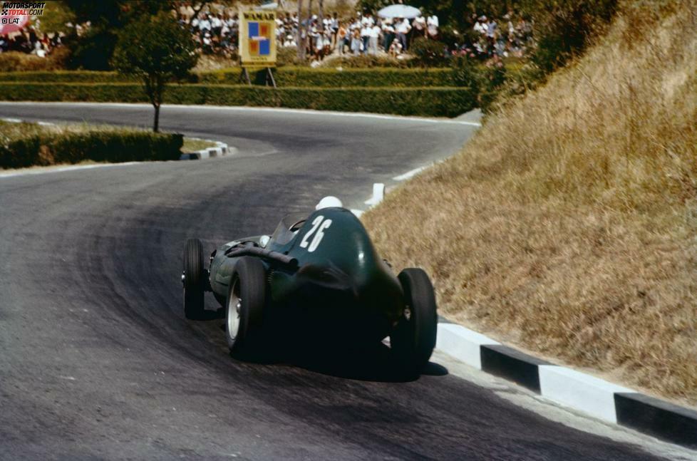 1957 gewinnt Moss - inzwischen zu Vanwall gewechselt - drei Grands Prix: Großbritannien in Aintree, Pescara und Italien in Monza. Im italienischen Pescara (Foto) triumphiert er auf der mit 25,8 Kilometern längsten Strecke der Formel-1-Geschichte. Am Saisonende aber fehlen 15 Punkte auf Fangio, der sich mit Maserati seine fünfte und letzte WM-Krone aufsetzt