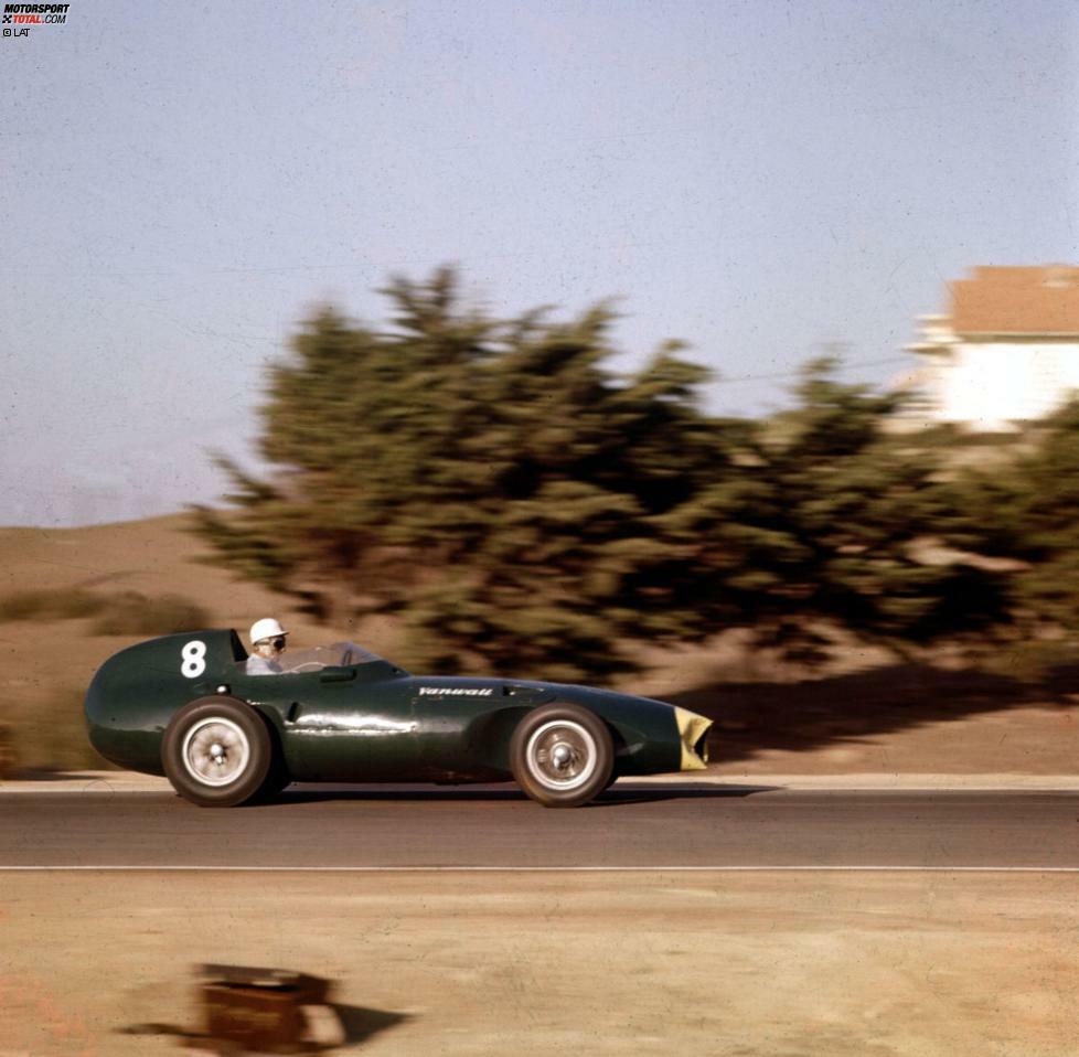 Nach dem Rücktritt von Fangio fährt Moss in der Saison 1958 lange Zeit auf WM-Kurs. Er gewinnt in Buenos Aires, Zandvoort, Porto und beim Saisonfinale in Casablanca (Foto). Doch weil sich bei diesem letzten Rennen der Saison Mike Hawthorn (Ferrari) den Bonuspunkt für die schnellste Runde holt, bleibt Moss zum vierten Mal in Folge nur der Vizetitel