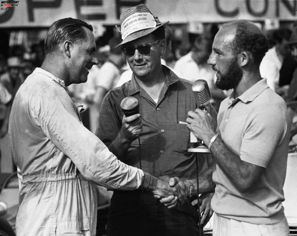 Nach einem Monat im Koma kehrt Moss ab 1963 unter anderem als Kommentator an die Rennstrecken zurück. Hier gratuliert er Jack Brabham zum Sieg bei einem nicht zur Weltmeisterschaft zählenden Rennen in Sydney