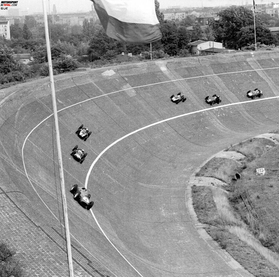 Motorsport-Weltwunder #2, Foto 3/10: Auf der Berliner AVUS (kurz für Automobilverkehrs- und Übungsstraße) gewann Tony Brooks 1959 das einzige Formel-1-Rennen. Aus politischen Gründen wurde der Grand Prix von Deutschland in Zeiten des Kalten Krieges statt auf dem Nürburgring im geteilten Berlin ausgetragen.