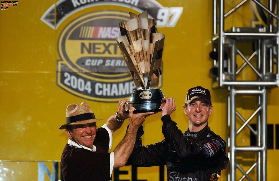 Kurt Busch gewinnt 2004 im Chase (damalige Bezeichnung für die Playoffs) ein Rennen (Loudon) und macht sich damit zum ersten NASCAR-Champion, der seinen Titel im Playoff-Format gewinnt.