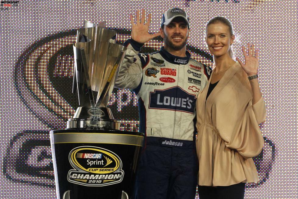 Auch im Chase 2010 ist Jimmie Johnson nicht zu schlagen. Er gewinnt ein Rennen (Dover) und fährt seinen fünften NASCAR-Titel in fünf Jahren ein.