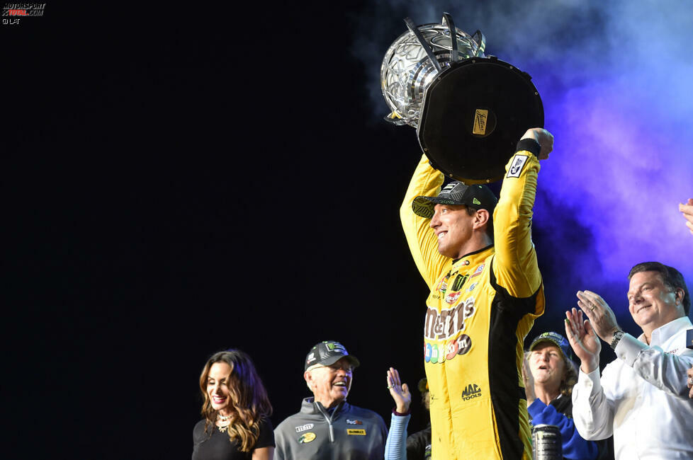 2019 holt sich Kyle Busch seinen zweiten NASCAR-Titel nach 2015. Im Saisonverlauf war er von Anfang Juni bis Mitte November sieglos, aber beim Finale ist er zur Stelle und fährt den Titel mit dem Homestead-Sieg ein.