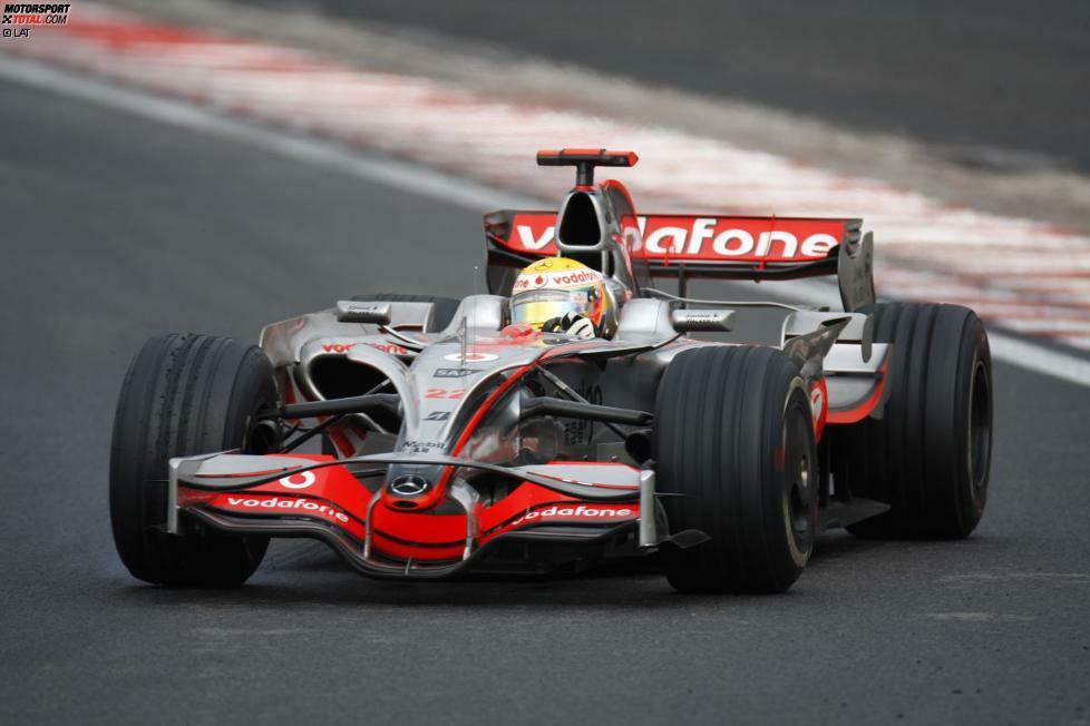 ... während McLaren neben dem Frontflügel eine weitere Strebe etwas höher platzierte und auch im Heck des Fahrzeugs quer ein Luftleitblech einbaute. Immerhin: Robert Kubica gewann mit dem BMW-Sauber F1.08 den Grand Prix von Kanada, Lewis Hamilton wurde mit dem McLaren MP4-23 sogar Weltmeister.