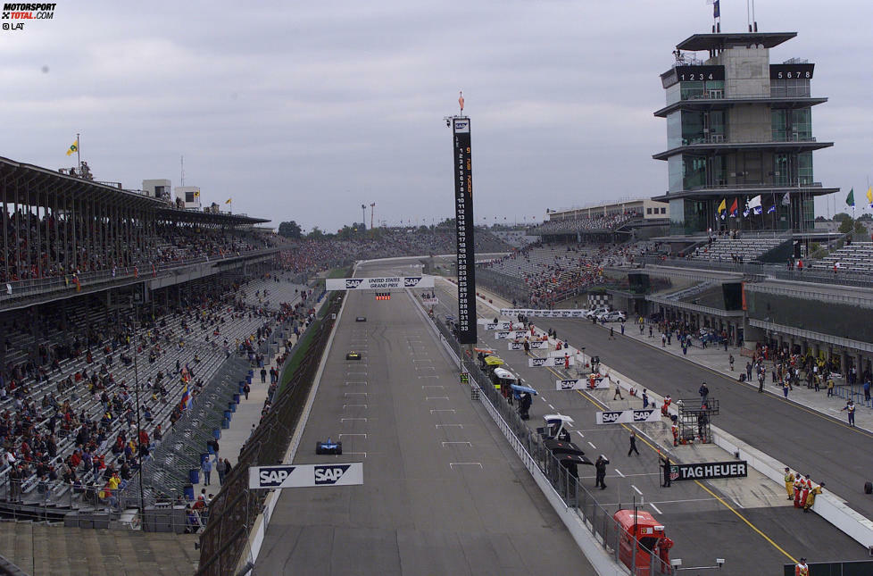 24.09.2000: Grand Prix der USA in Indianapolis. Das erste Premierenrennen der Formel 1 nach der Jahrtausendwende ist eigentlich keines. Einen Großen Preis der USA hatten schon mehrere Rennstrecken ausgerichtet, und zwischen 1950 und 1960 zählte das Indianapolis 500 zur Formel 1. Doch 2000 gingen die Piloten erstmals auf der 4,129 Kilometer langen Strecke an den Start, die das berühmte Oval mit einem Straßenkurs verbindet.