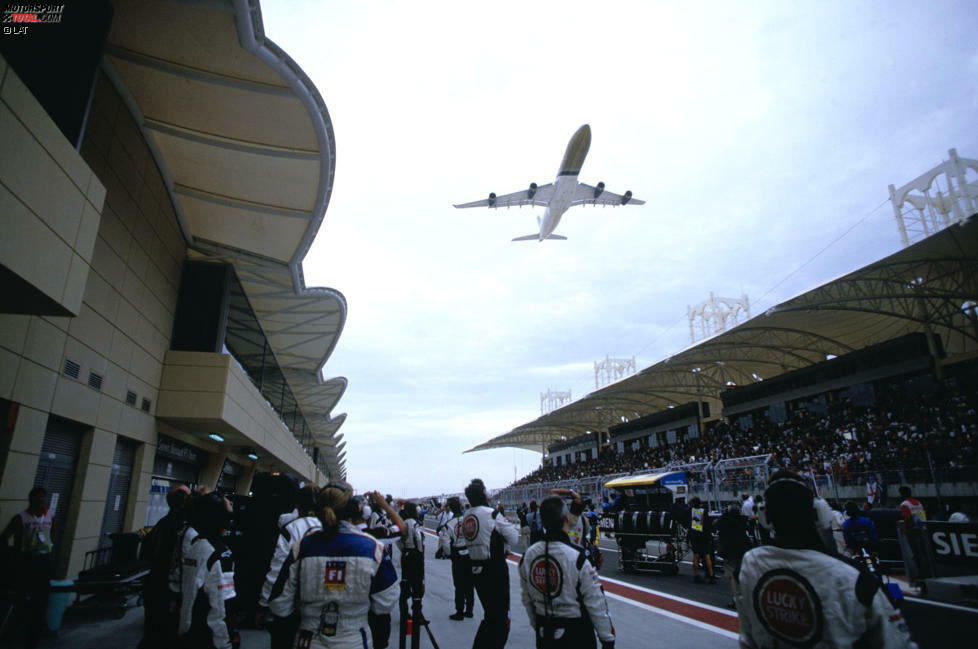 04.04.2004: Grand Prix von Bahrain in Sachir. Im Inselreich im Persischen Golf beginnt 2004 Bernie Ecclestones Traum von 1001 Nacht. Der 5,412 Kilometer lange Kurs - nur 2010 wird die 6,299 Kilometer lange Version befahren - kommt bei den Fahrern gut an, das Rennen ist aber aufgrund der politischen Situation vor Ort umstritten und muss 2011 sogar abgesagt werden. An Bahrains Platz im Formel-1-Kalender konnte diese Kontroverse aber nicht rütteln, zumal sich das Land die Formel 1 einiges kosten lässt. Unter anderem eine Beleuchtungsanlage, die Bahrain 2014 erstmals zu einem Nachtrennen macht.