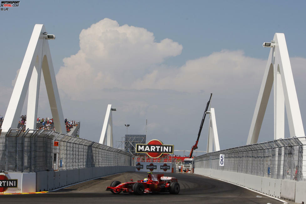 24.08.2008: Grand Prix von Europa in Valencia. Im Hafen der spanischen Küstenstadt, der 2007 für die Ausrichtung des America's Cup errichtet wurde, entsteht ein 5,419 Kilometer langer Stadtkurs, der - einmalig für eine Formel-1-Strecke - über eine Drehbrücke führt. Allerdings sind die Rennen dort meist wenig spannend, weshalb das Rennen bei den Fans recht unbeliebt ist. Lediglich 2011 sorgt Mark Webber mit seiner Flugeinlage für eine Schrecksekunde.