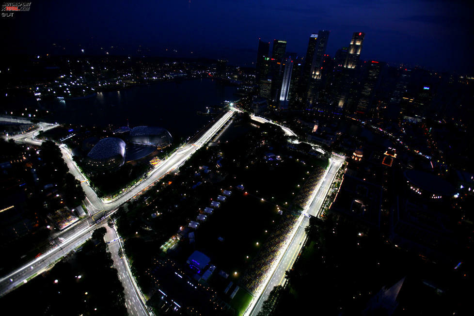 28.09.2008: Grand Prix von Singapur. Gut einen Monat nach Valencia findet die nächste Premiere der Formel 1 statt. Im ostasiatischen Stadtstadt fährt die Formel 1 auf dem Stadtkurs an der Marina Bay ihr erstes Nachtrennen. Schnell wird der Grand Prix zu einem der Höhepunkte des Rennjahres und gilt sechs Jahre später fast schon als Klassiker. Daran ändert auch die Crashgate-Affäre 2008 nichts, bei der Nelson Piquet jun. auf Anweisung der Renault-Teamführung absichtlich crasht und so eine Safety-Car-Phase auslöst, die seinem Teamkollegen Fernando Alonso zum Sieg verhilft.