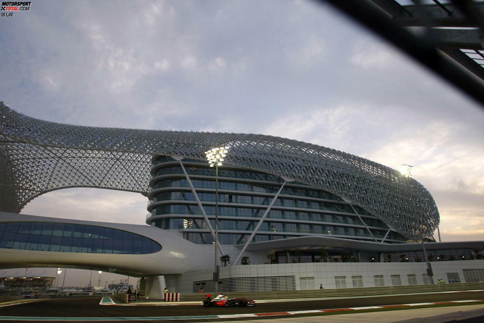 01.11.2009: Grand Prix von Abu Dhabi. Auch bei der nächsten Premiere fährt die Formel 1 bei Dunkelheit - allerdings nicht das gesamte Rennen. Mit dem Start in der Abenddämmerung und der Zielankunft im Dunkeln ist der Grand Prix auf dem 5,554 Kilometer langen Yas Marina Circuit mit seiner spektakulären Architektur einzigartig. 2010 erlebt der Kurs, auf dem auch schon mehrmals getestet wurde, ein denkwürdiges Saisonfinale, bei dem Sebastian Vettel Fernando Alonso den schon sicher geglaubten WM-Titel entreißt. 2014 ist Abu Dhabi erneut Finalrennen und wird durch die Vergabe doppelter WM-Punkte zusätzlich aufgewertet.