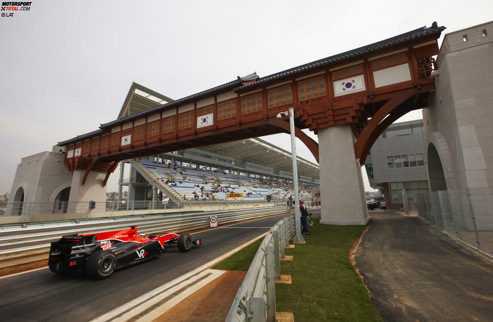 24.10.2010: Grand Prix von Südkorea in Yeongam. In der Nähe der Hafenstadt Mokpo stampft Hermann Tilke den 5,615 Kilometer langen Korea International Circuit aus dem Boden. Wegen Verzögerungen bei den Bauarbeiten erfolgt die Streckenabnahme erst elf Tage vor dem ersten Rennen. Auch im Umfeld der Strecke gehen die Arbeiten nur schleppend voran, die geplante Stadt gibt es auch 2014 nur auf dem Reißbrett. Daher müssen die Teams teilweise in schmuddeligen Stundenhotels absteigen, weshalb kaum jemand traurig ist, als Bernie Ecclestone nach vier Rennen das Aus des Südkorea-Grand-Prix für 2014 verkündet.