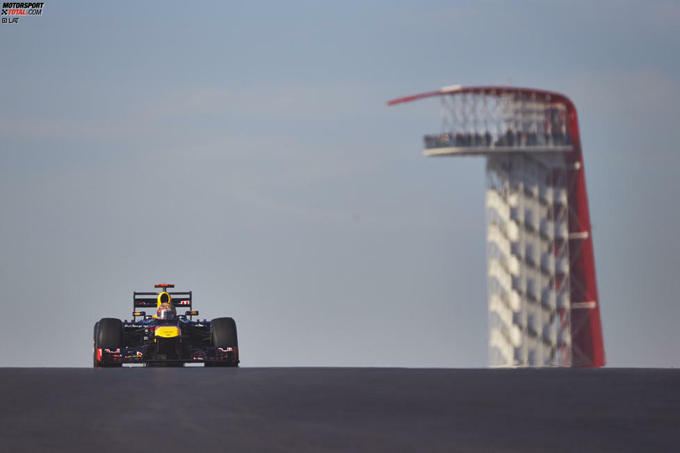 18.11.2012: Grand Prix der USA in Austin. Nach vier Jahren kehrt die Formel 1 in die USA zurück, und wie! Mit seiner Kombination verschiedenster Kurventypen anderer Strecken, der steil ansteigenden Startkurve und einem Aussichtsturm im Form einer Cobra begeistert der 5,515 Kilometer lange Circuit of The Americas Fans, Fahrer und Teams. Dazu kommt die tolle Atmosphäre in der Stadt, wo eine dreitägige Formel-1-Party gefeiert wird. Es scheint, als habe die Formel 1 endlich ihren Bestimmungsort in den USA gefunden.