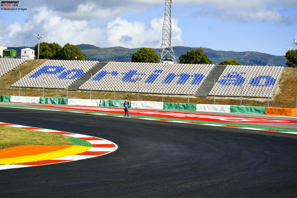 25.10.2020: Grand Prix von Portugal in Portimao. Getestet hat die Formel 1 schon vor Jahren in Portimao, das erste Rennen erfolgt aber erst 2020 im Zuge der Coronakrise. Die Berg- und Talbahn an der Atlantikküste hält, was sie verspricht: Portimao ist anspruchsvoll für Fahrer und Teams. Und Portugal erstmals seit 1996 wieder Teil des Formel-1-Kalenders.