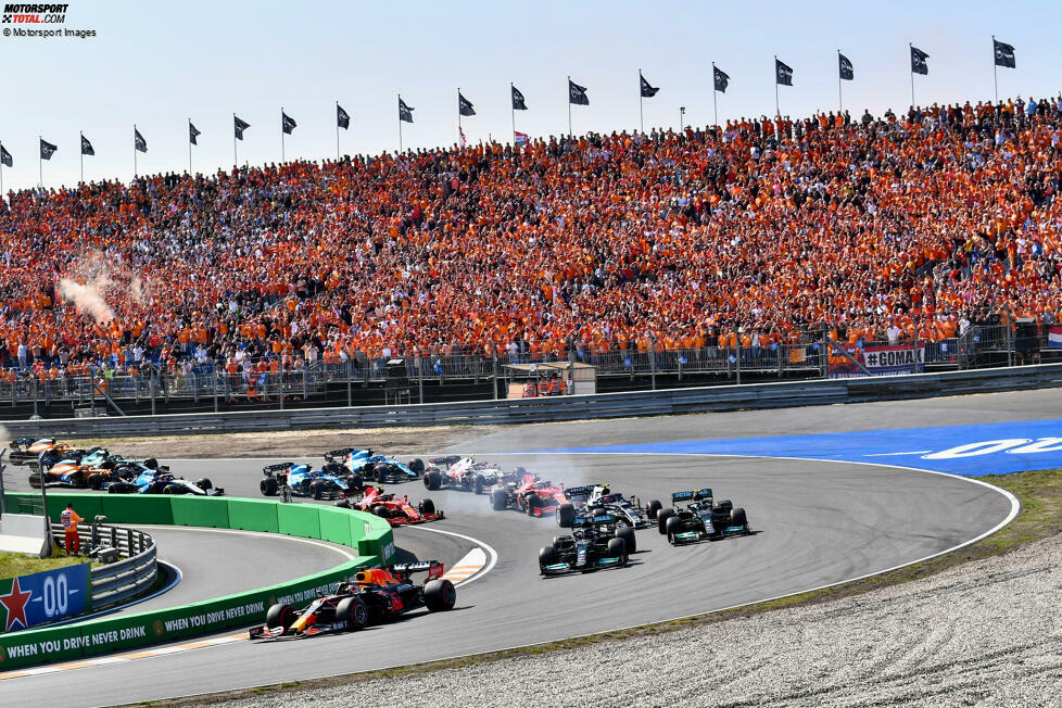 05.09.2021: Grand Prix der Niederlande in Zandvoort. Zuletzt ist die Formel 1 1985 in Holland gefahren. Corona-bedingt lässt das Comeback ein Jahr länger als geplant auf sich warten. Dann aber feiern die Niederländer eine Party in Orange an der für die Formel 1 umgebauten Strecke, die jetzt auch zwei Steilkurven aufweist. Die Premiere im neuen Zandvoort ist ein Erfolg: Auch, weil Max Verstappen das Rennen gewinnt.