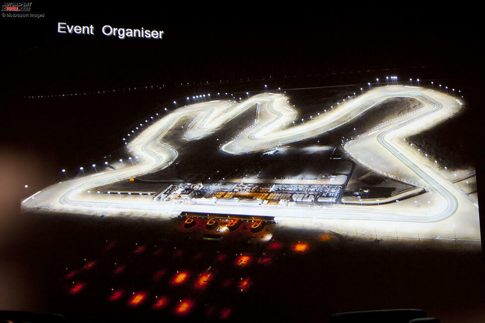21.11.2021: Grand Prix von Katar in Doha. Die Formel 1 braucht Ersatz für den abgesagten Australien-Grand-Prix. Katar springt ein - und sichert sich obendrein einen Zehn-Jahres-Vertrag ab 2023. Für das Rennen 2021 bekommt die Formel 1 einen Flutlicht-Grand-Prix auf der aus der MotoGP bekannten Strecke bei Doha, dem Losail International Circuit.