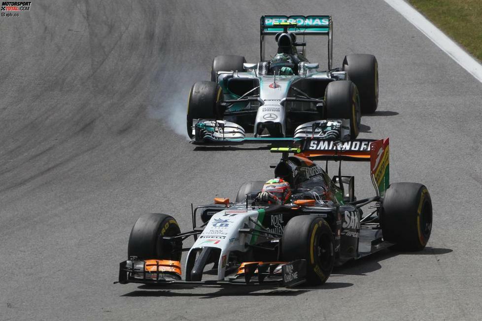 Durch die Boxenstopps der Top 4 rückt plötzlich Sergio Perez mit dem Force India (und langem ersten Stint auf den härteren Reifen) an die Spitze. Eine Strategie, die sich für den Mexikaner noch lohnen sollte.