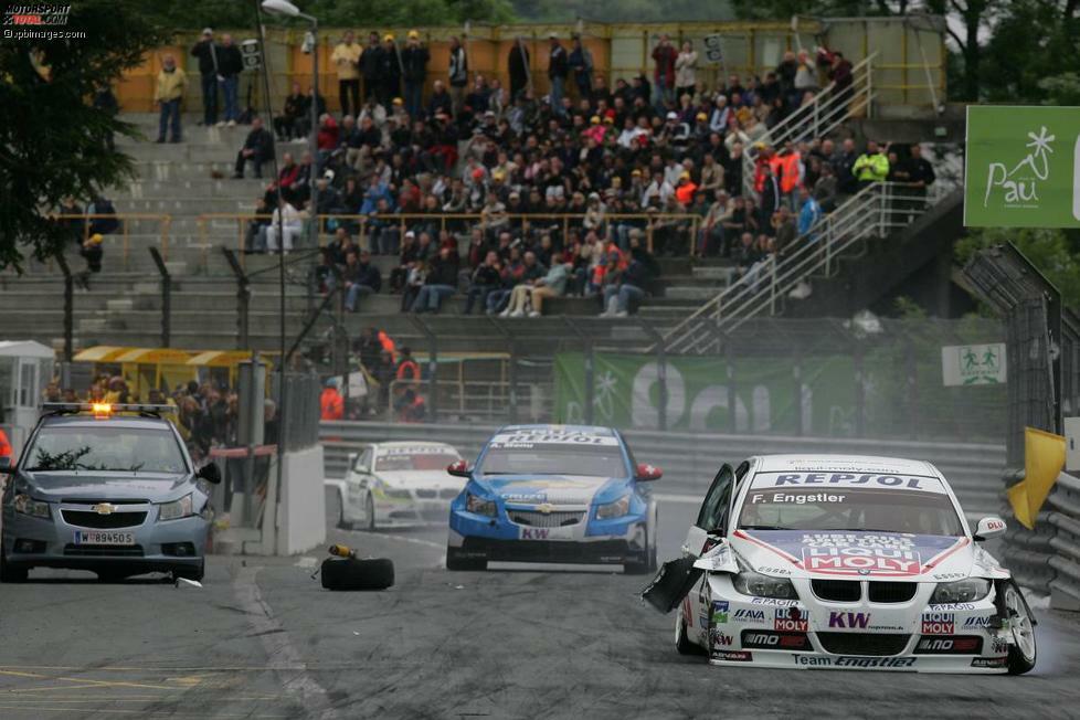 Während das havarierte Safety-Car rasch zum Stehen kommt, wird Franz Engstler mit seinem BMW 320si noch einige Meter weiter nach vorn geschleudert. Das Fahrzeug strandet schließlich an den Leitplanken, mit total demolierter Front.