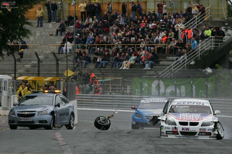 Chevrolet-Fahrer Alain Menu, im Rennen Zweitplatzierter hinter Franz Engstler, kann gerade noch abbremsen und verhindert so eine Kettenreaktion. Auch die nachfolgenden Piloten verzögern rechtzeitig.