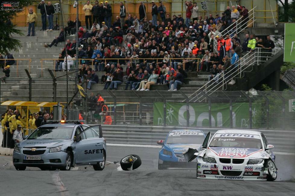 Der vielleicht verrückteste Unfall in der Geschichte des Motorsports: Franz Engstler (BMW) kollidiert am 17. Mai 2009 in Pau mit dem Safety-Car! Der kuriose Crash und was dabei genau geschah - hier in unserer Fotostrecke!