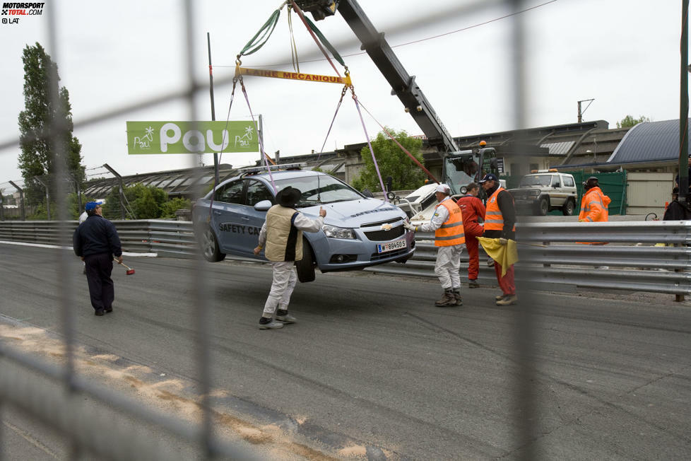 Am Haken: Das demolierte Safety-Car wird abtransportiert. Und die WTCC reagiert: Statt lokalen Helfern sitzt nach Pau 2009 nur noch ein Profi im Safety-Car: Bruno Correia aus Portugal wird zum offiziellen Safety-Car-Fahrer bestellt. Er übt diese Funktion bis heute aus.